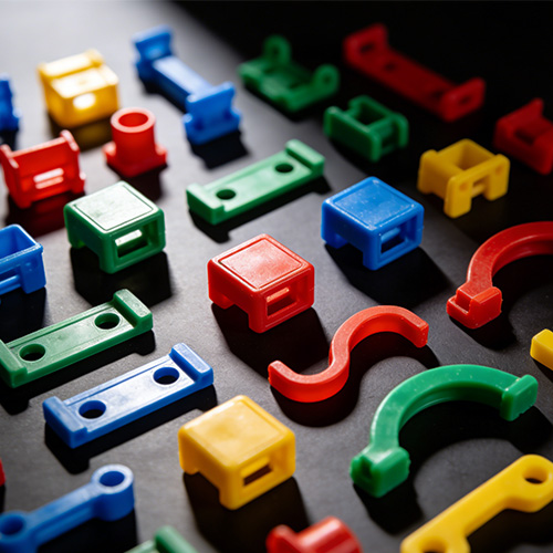 Pienten muoviosien muovaus